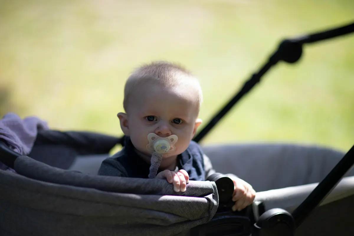 bébé en poussette dans un parc