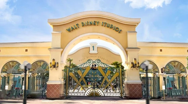 entrée du parc Disney Adventure World Paris