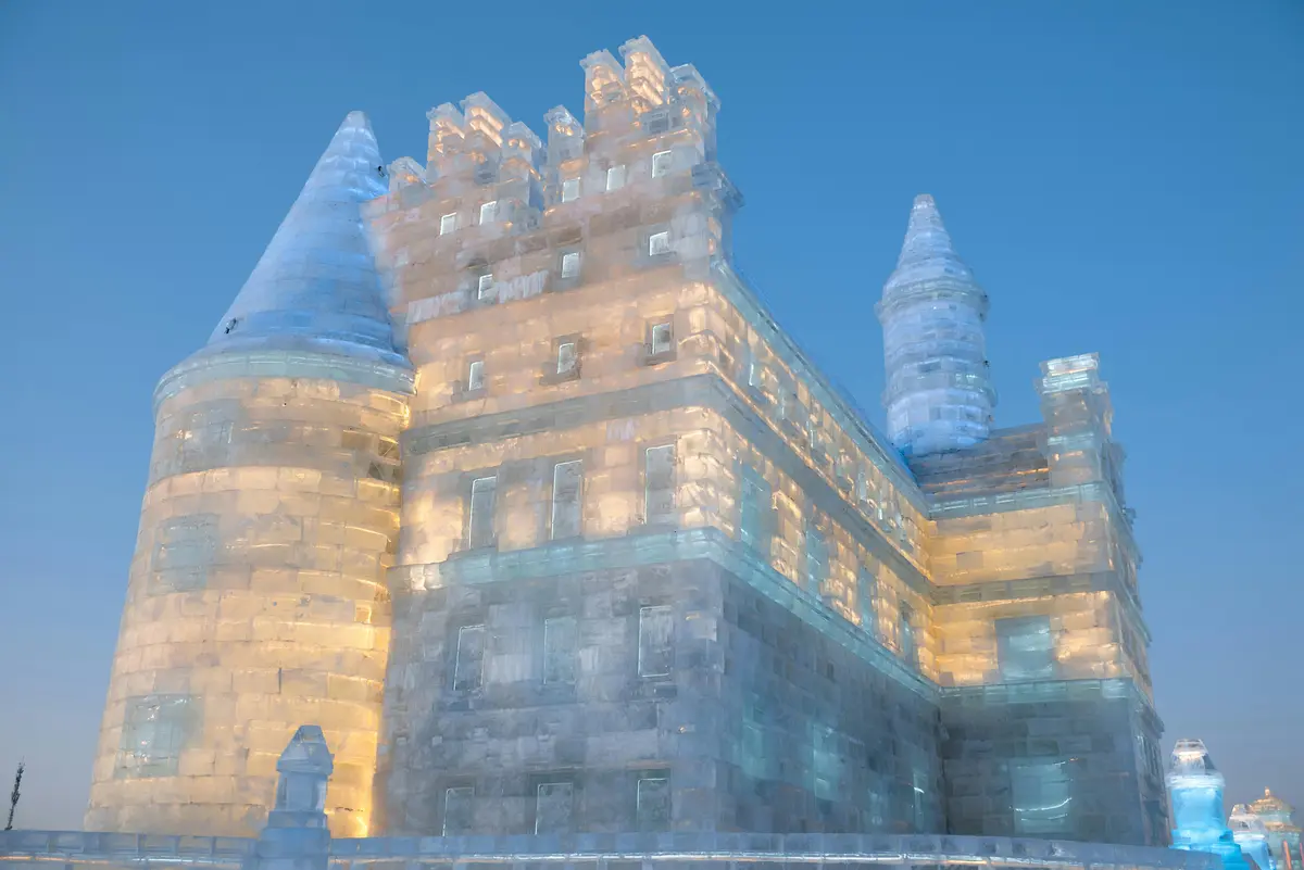 château de glace illuminé style Arendelle