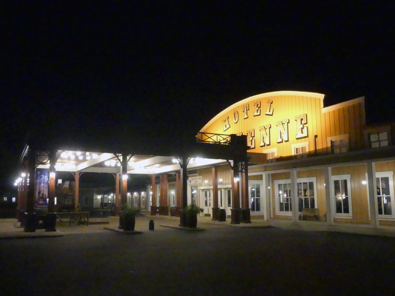 Disney Hotel Cheyenne, rue de ville western