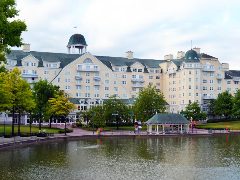 Disney Newport Bay Club au bord du lac Disney