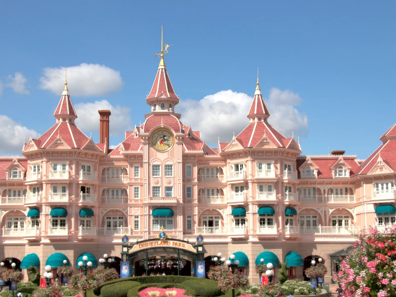 façade rose du Disneyland Hôtel à l'entrée du parc Disneyland