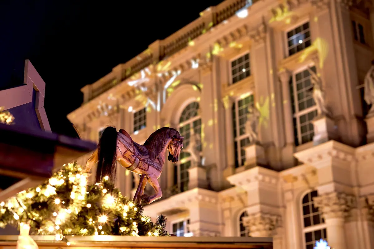 marché de Noël illuminé avec carrousel
