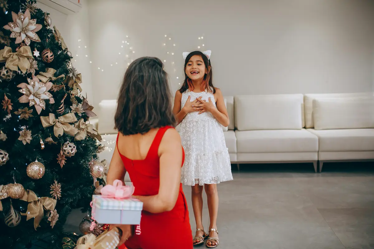 mère qui offre un cadeau surprise à sa fille