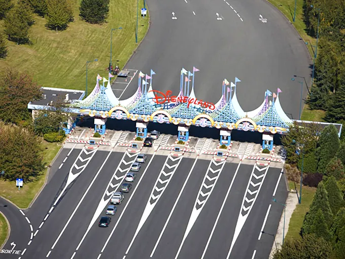entrée du parking de disneyland paris