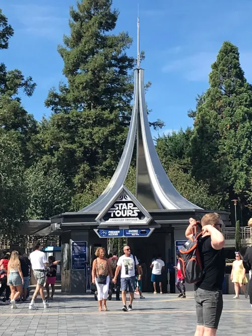 entrée de l'attraction star tours l'aventure continue à disneyland paris