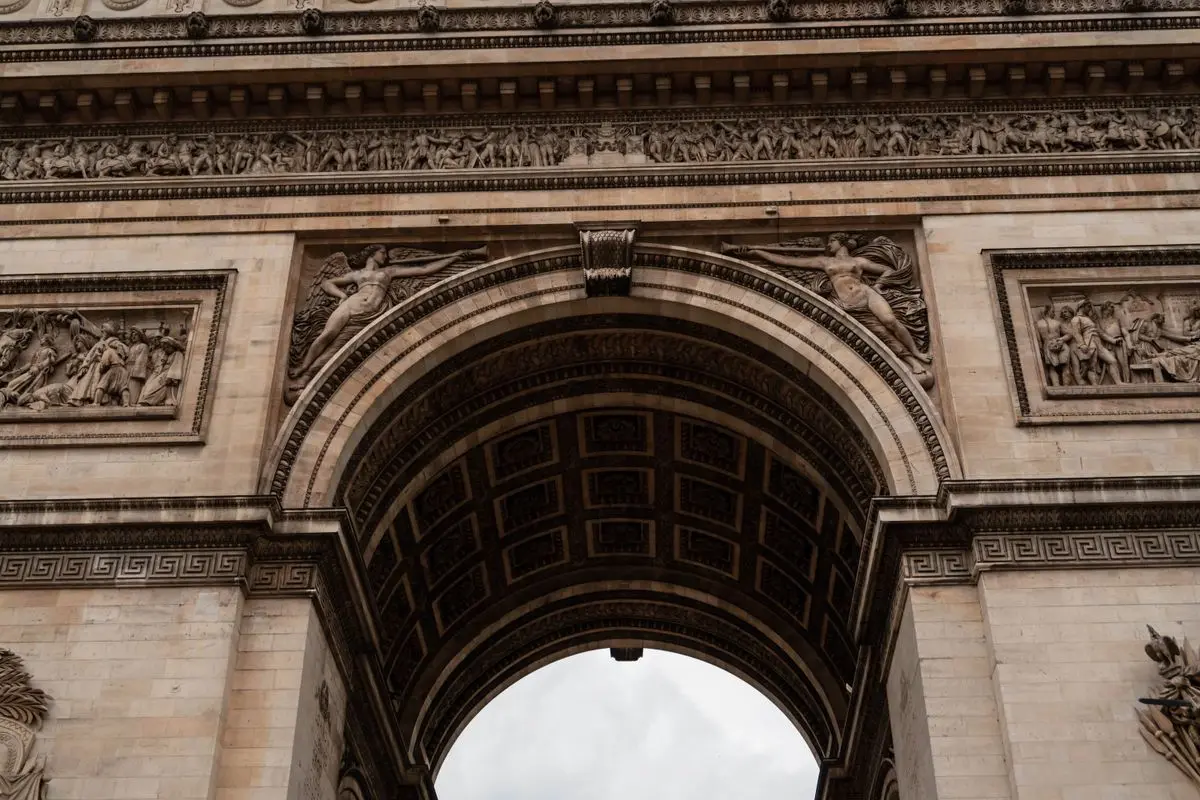Détail du sommet et des sculptures de l'Arc de Triomphe