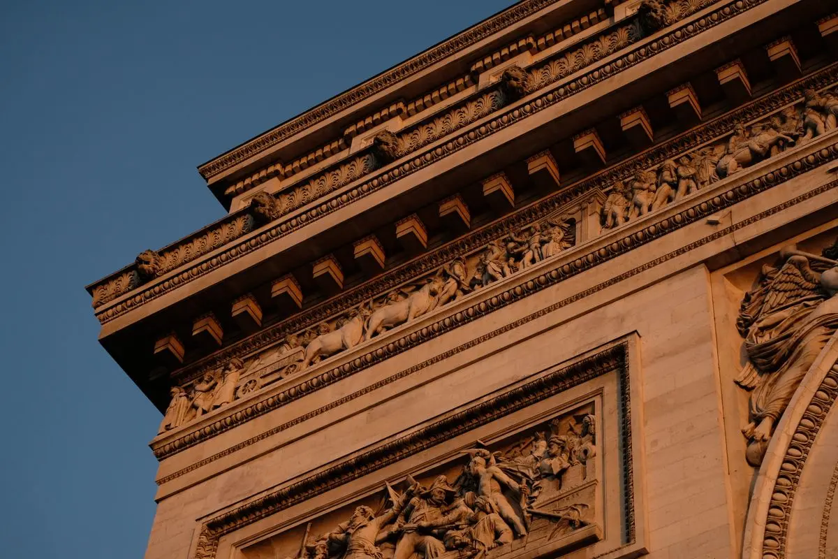 Détail de la grande voûte de l'Arc de Triomphe avec ses bas-reliefs