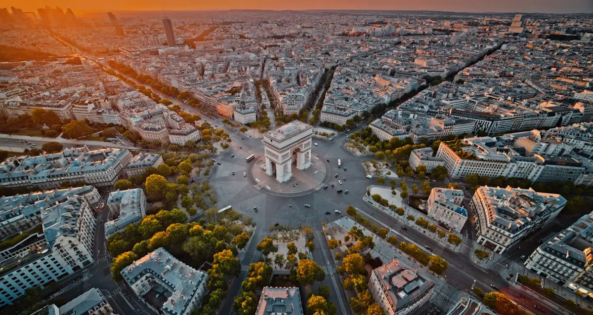 Vue aérienne de l'Arc de Triomphe et des avenues de l'Étoile au coucher du soleil