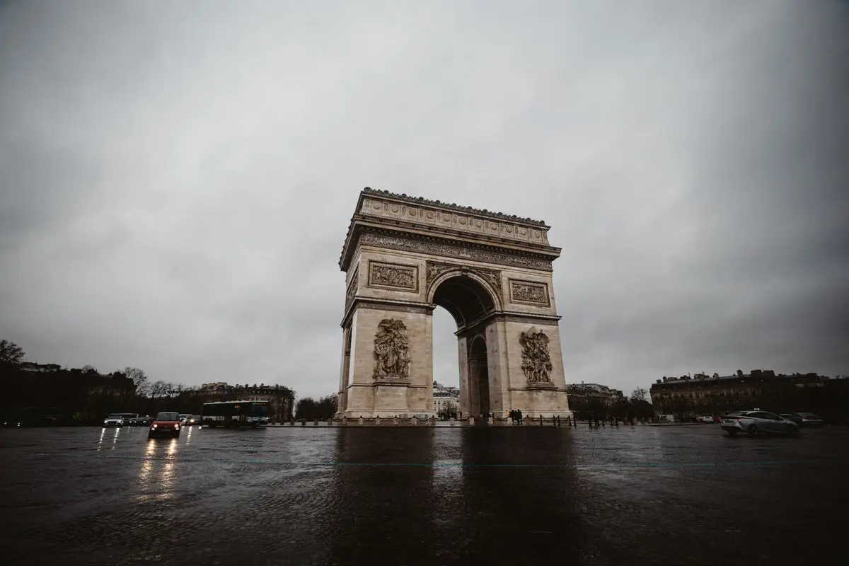 Vue complète de l'Arc de Triomphe sur la place du rond-point de l'Étoile