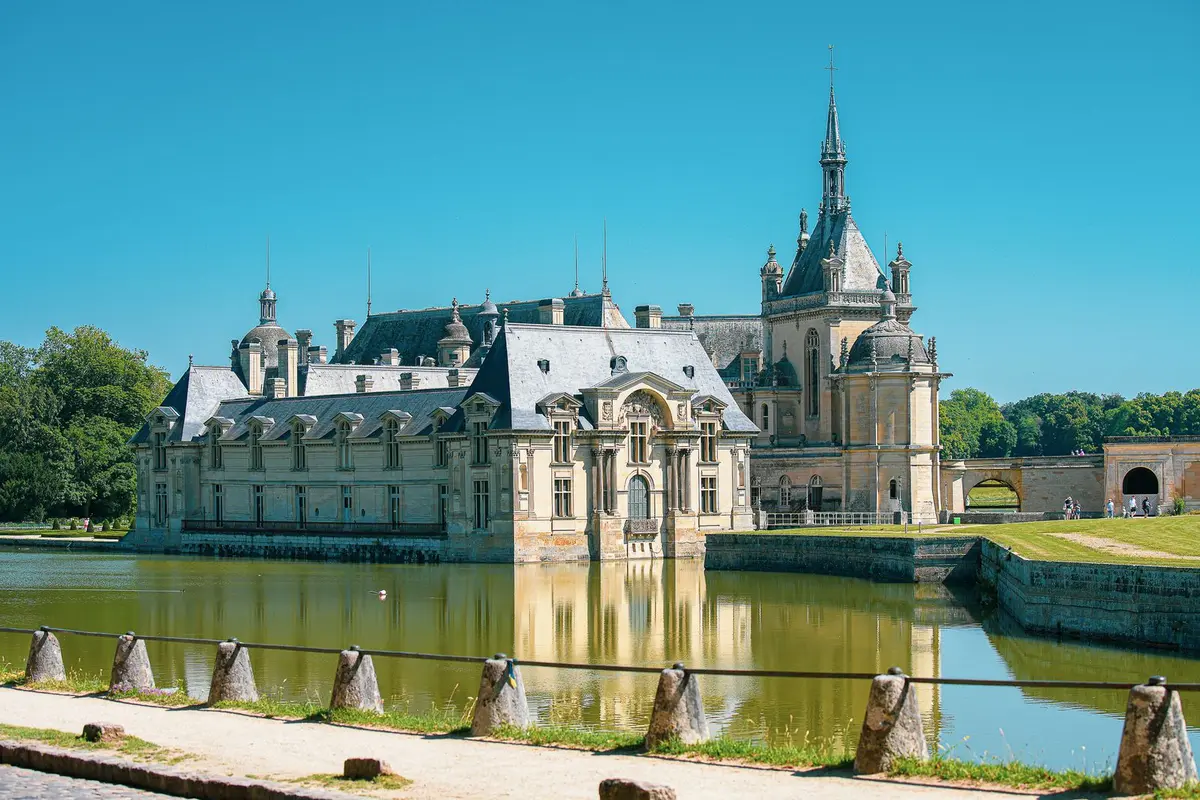 Façade des Grandes Écuries de Chantilly avec leurs sculptures