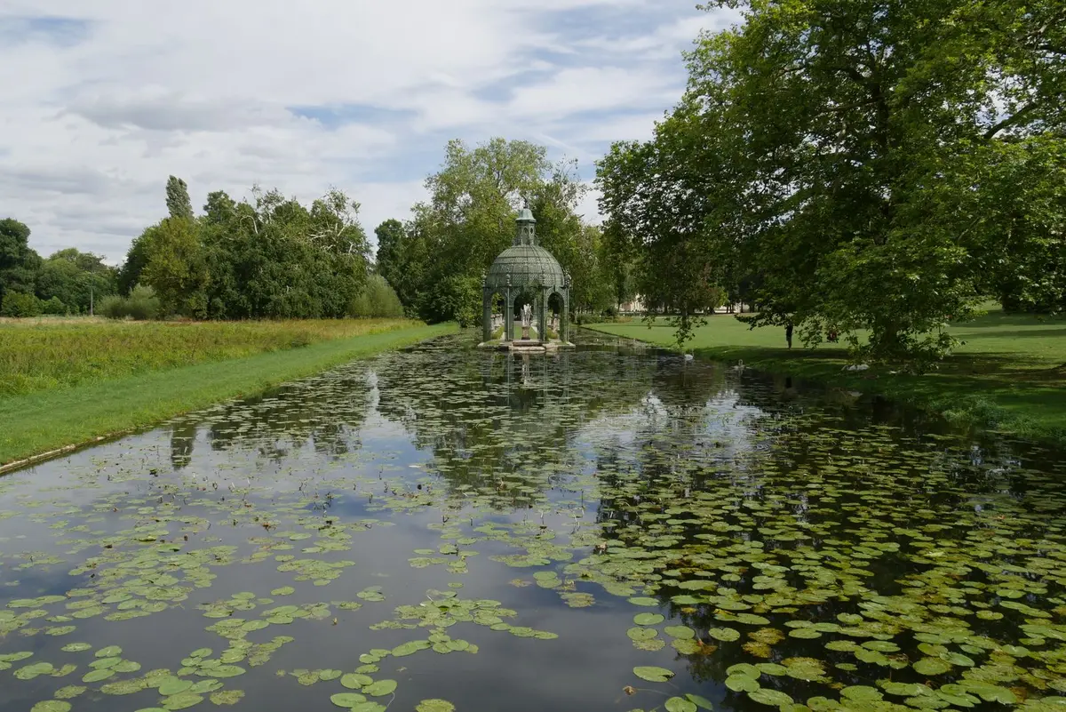 Bassin couvert de nénuphars et kiosque dans le parc de Chantilly
