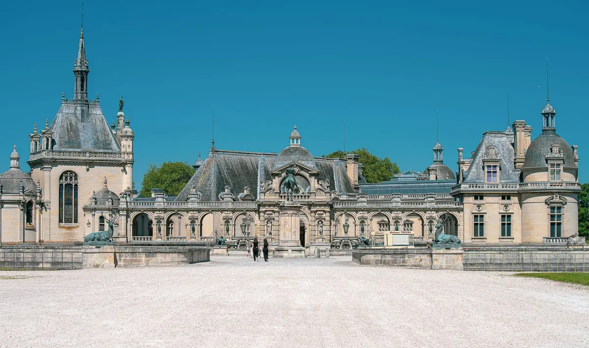 Vue aérienne du château de Chantilly entouré de ses jardins et de l'étang