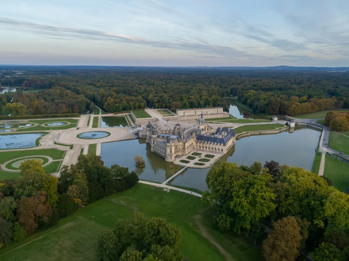 Le château de Chantilly reflété dans l'étang du Grand Canal