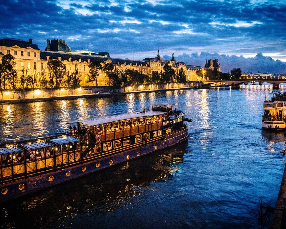 Bateau de croisière sur la Seine en soirée