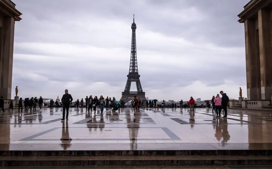 Tour Eiffel vue depuis l'esplanade du Trocadéro, avec des visiteurs sur le parvis