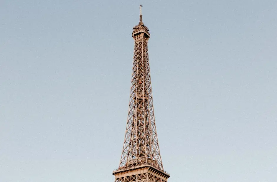 Structure en treillis métallique de la Tour Eiffel sous un ciel bleu