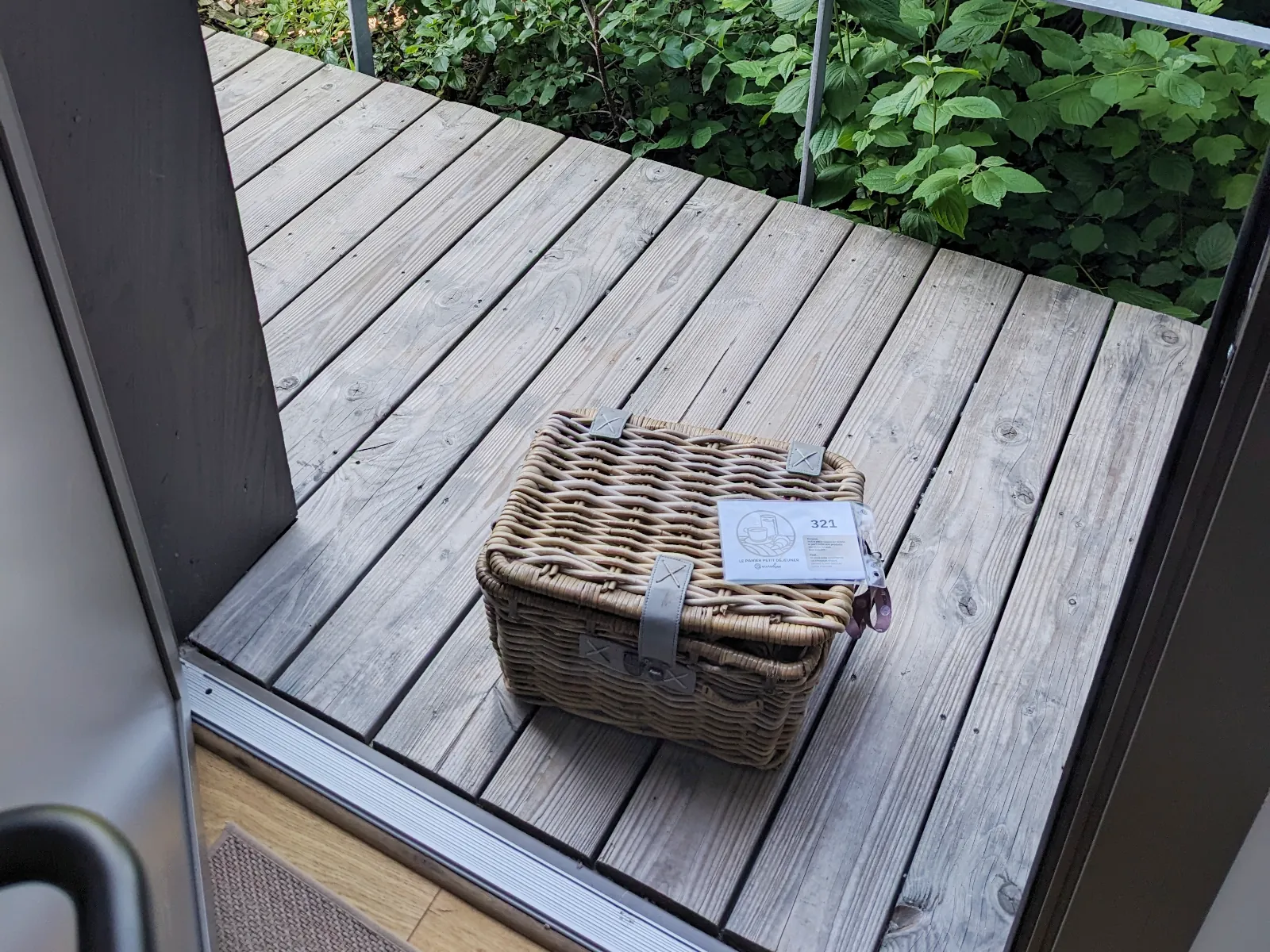 petit déjeuner devant la parte de la chambre à l'Hotel Ecolodgee Futuroscope 