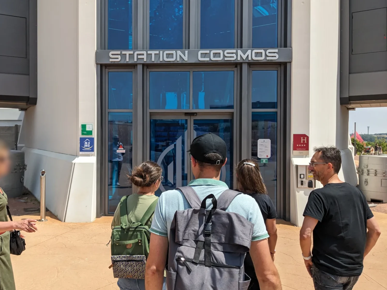 petit déjeuner devant la parte de la chambre à l'Hotel Cosmos Futuroscope 