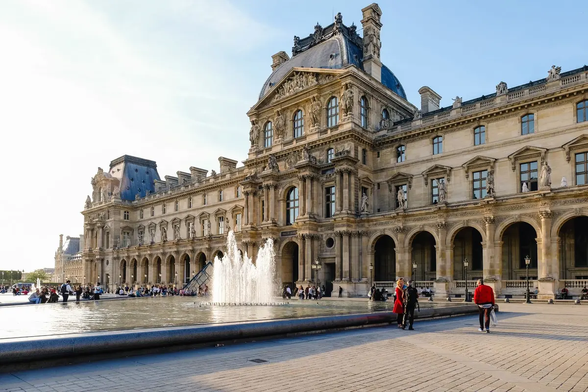 La façade du Louvre et la fontaine du parvis