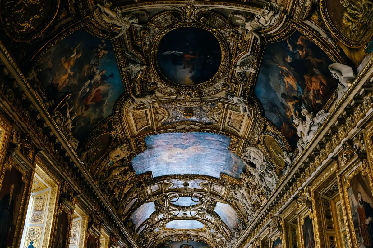 Plafond baroque peint et doré du musée du Louvre