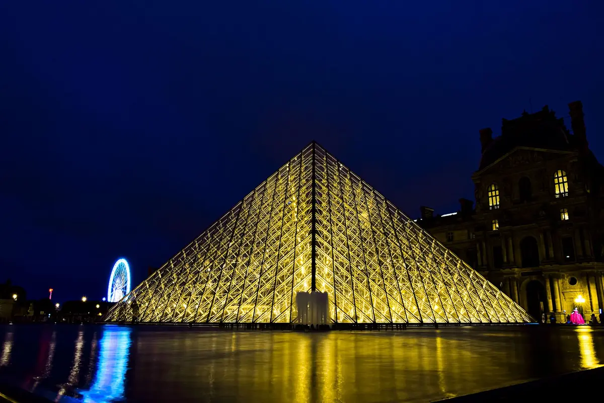 La pyramide du Louvre illuminée la nuit