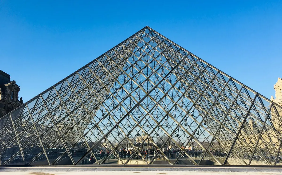 La pyramide de verre du Louvre sous un ciel bleu