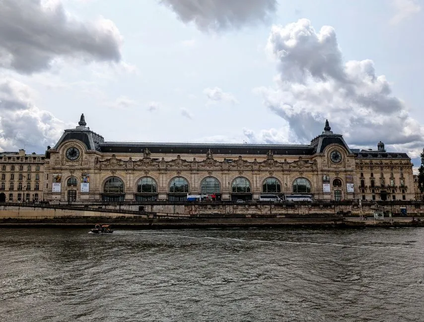 Façade du musée d'Orsay au bord de la Seine