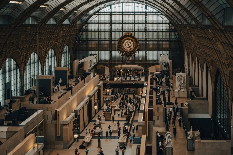 Grande nef du musée d'Orsay, avec ses visiteurs sous la verrière