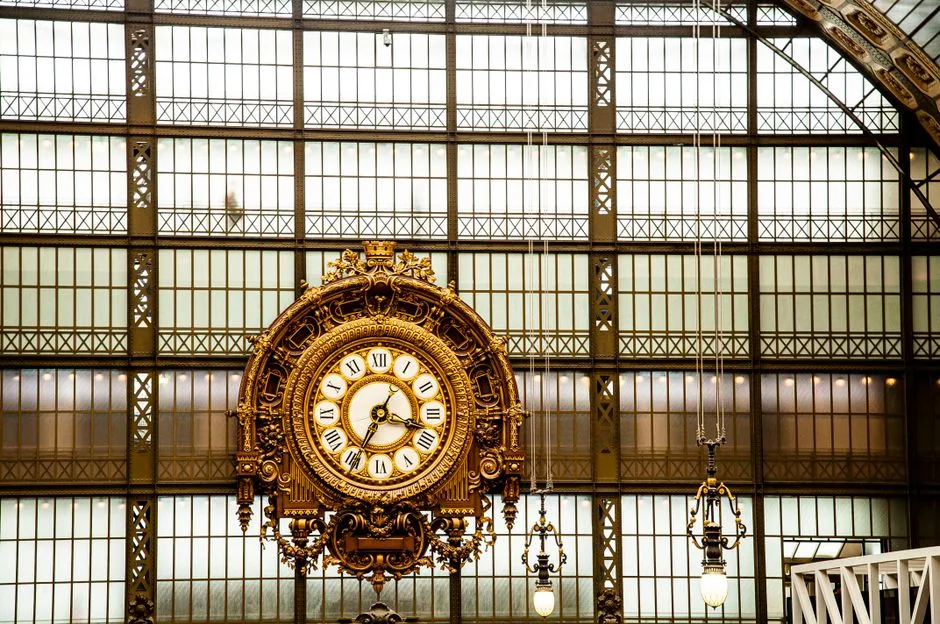 Horloge dorée à l'intérieur du musée d'Orsay