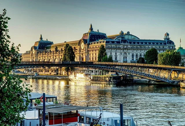 Pont sur la Seine et façade du musée d'Orsay