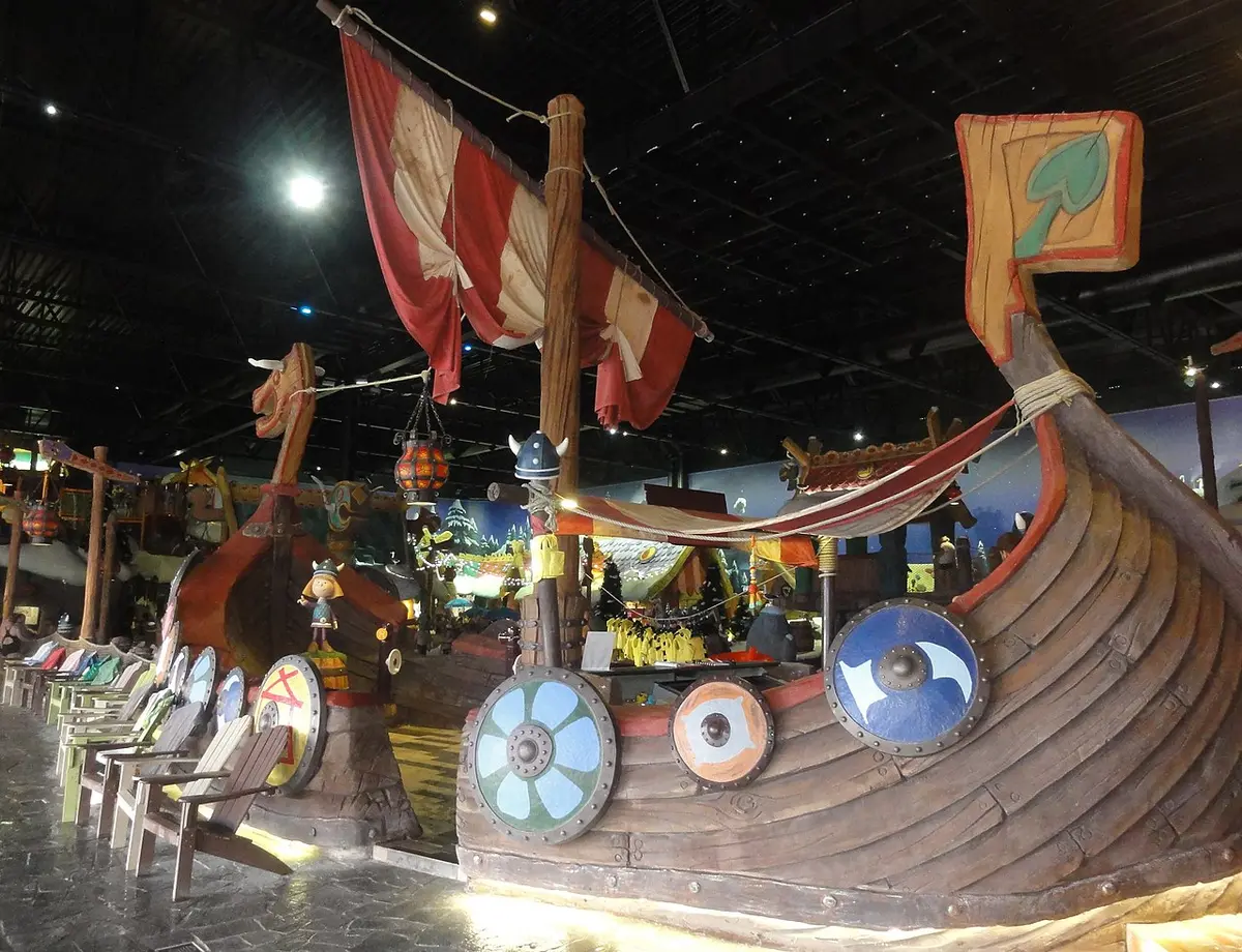 Bateau viking dans le bassin intérieur du Plopsaqua De Panne