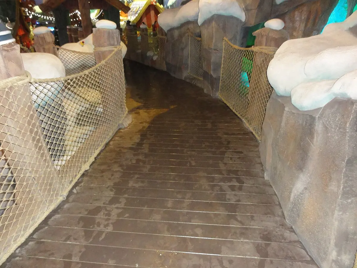 Passage en grotte enneigée au Plopsaqua De Panne
