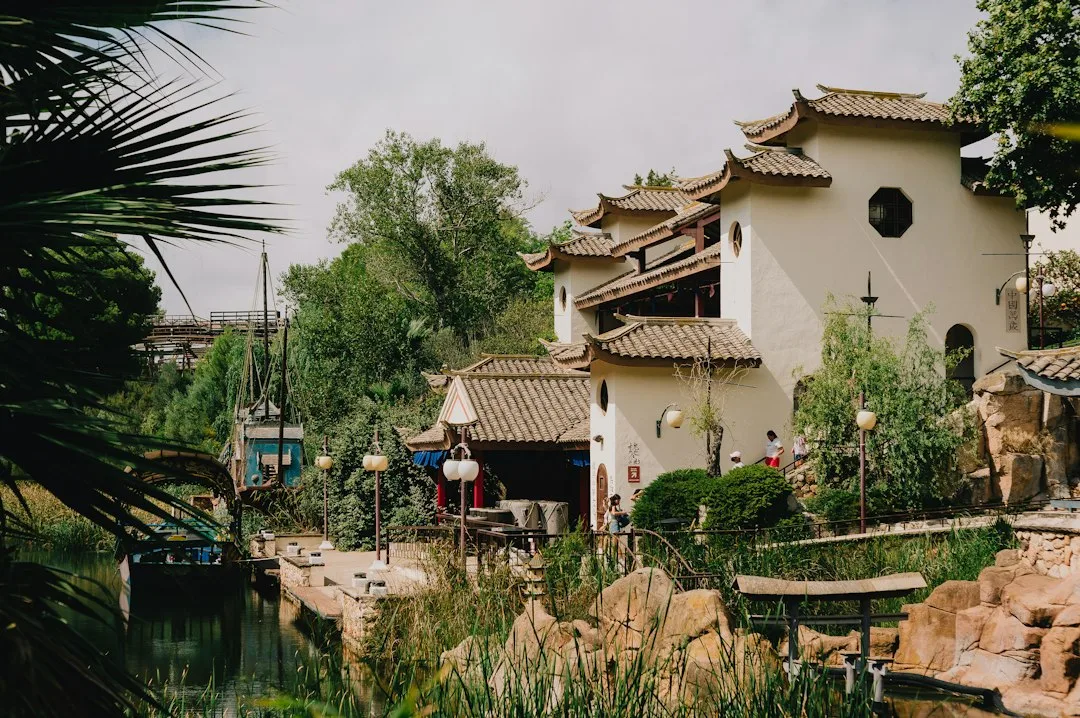 Bâtiments de style chinois et bassin du secteur Waitan