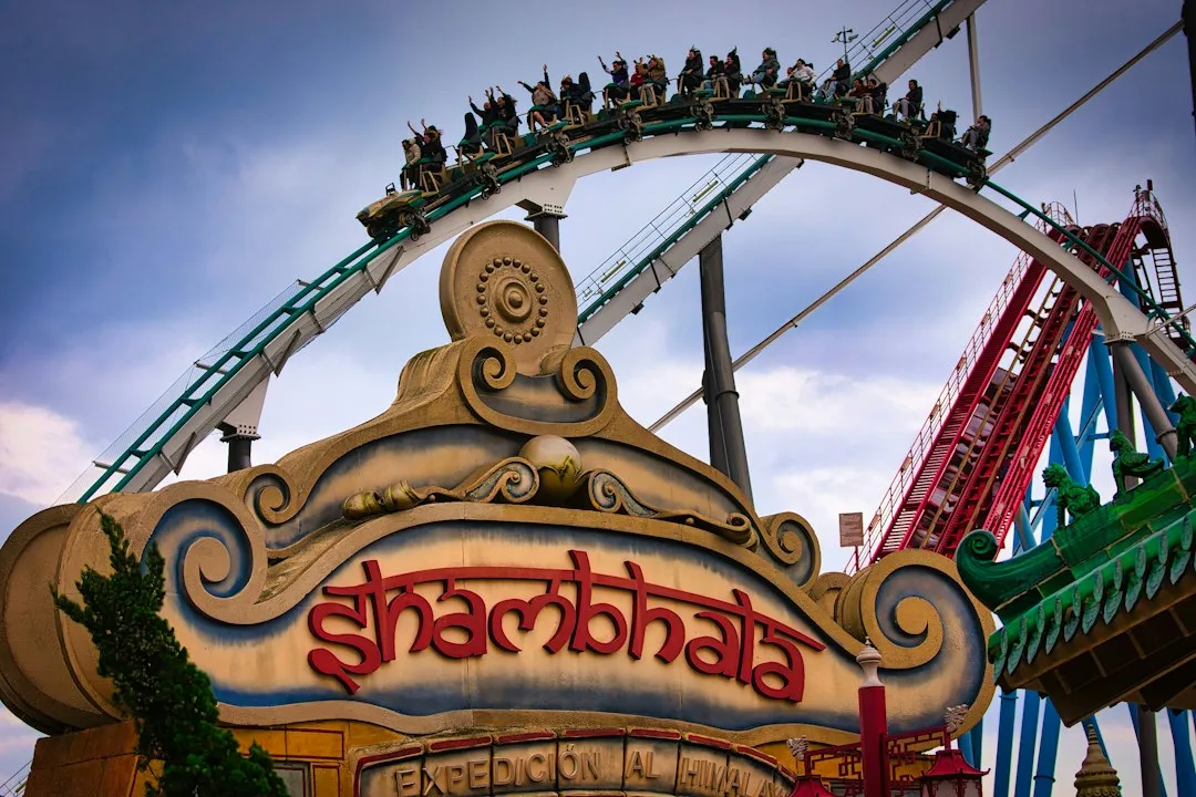 Montagnes russes Shambhala au-dessus du parc PortAventura