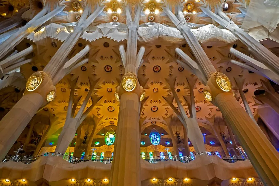 Vitraux et colonnes à l'intérieur de la Sagrada Família