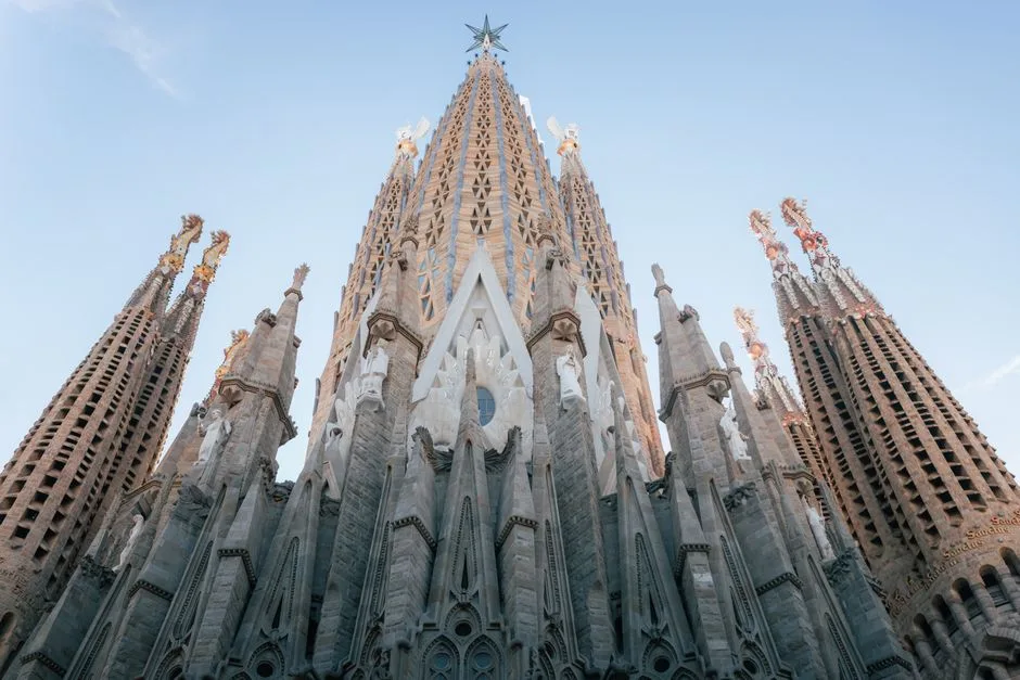 Tours de la façade de la Sagrada Família sous un ciel bleu