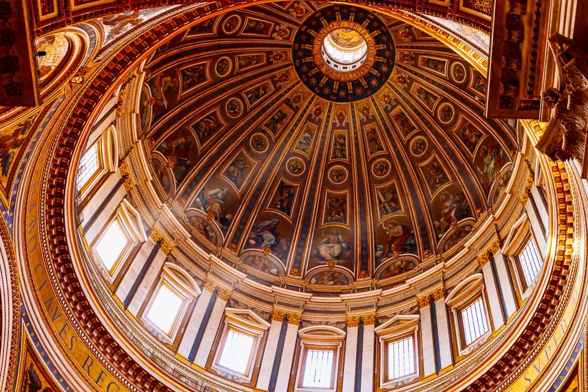 Intérieur de la coupole de la basilique Saint-Pierre
