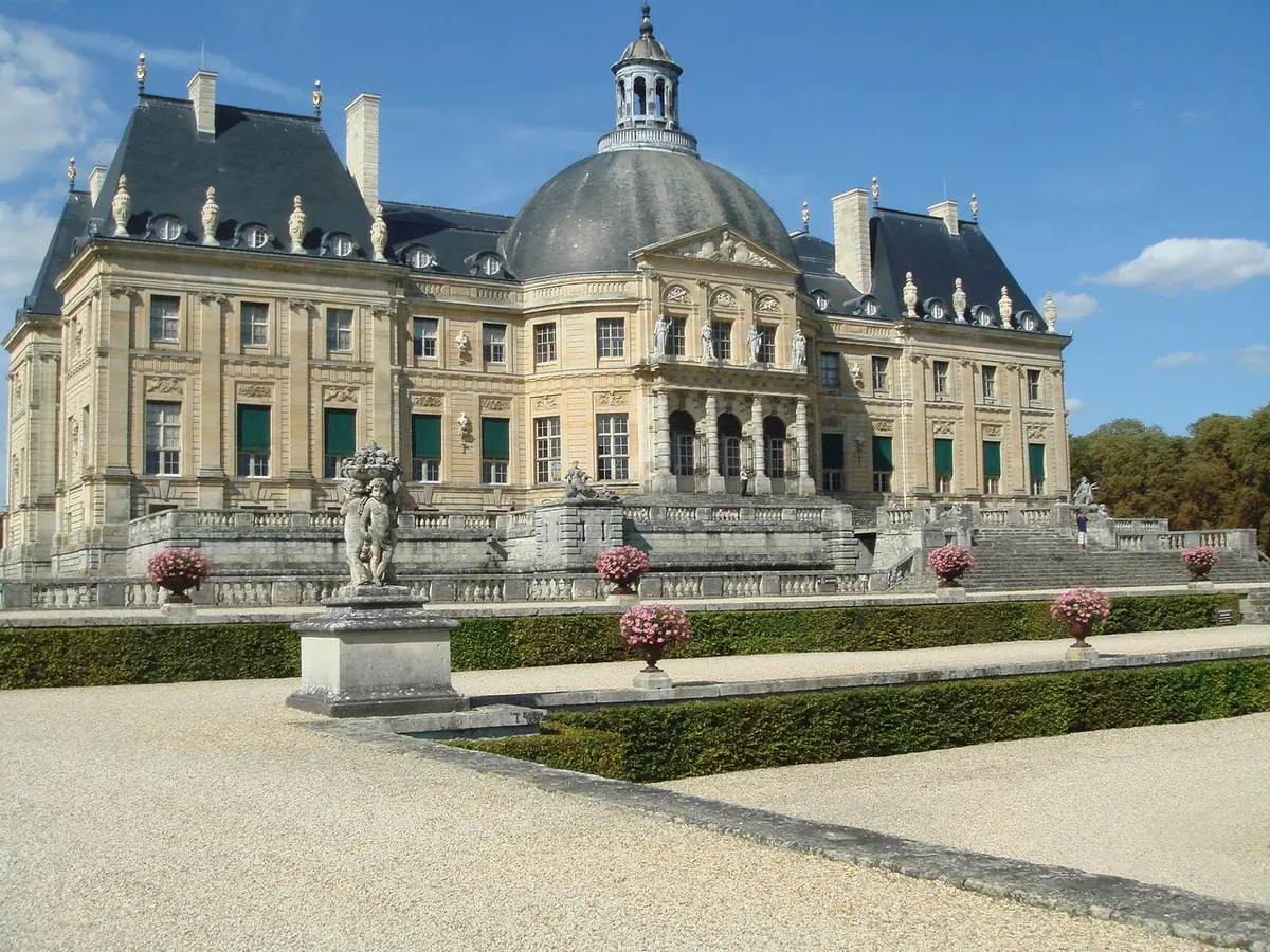 Façade du château de Vaux-le-Vicomte et ses jardins