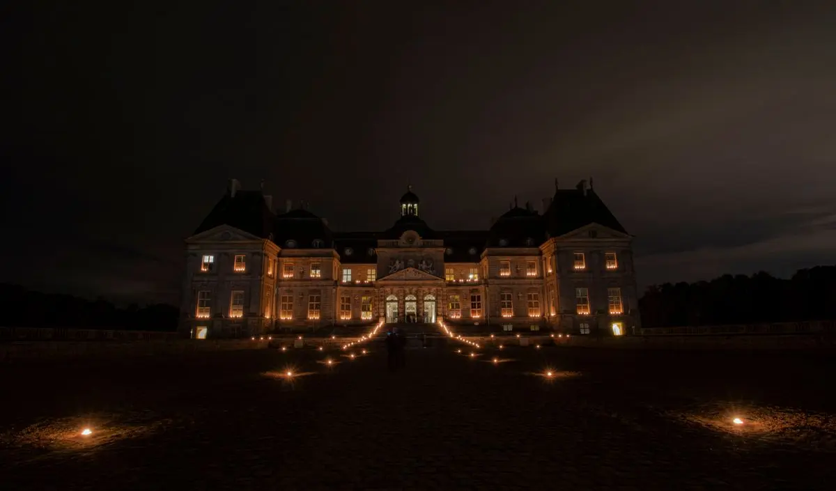 Château de Vaux-le-Vicomte illuminé à la nuit tombée