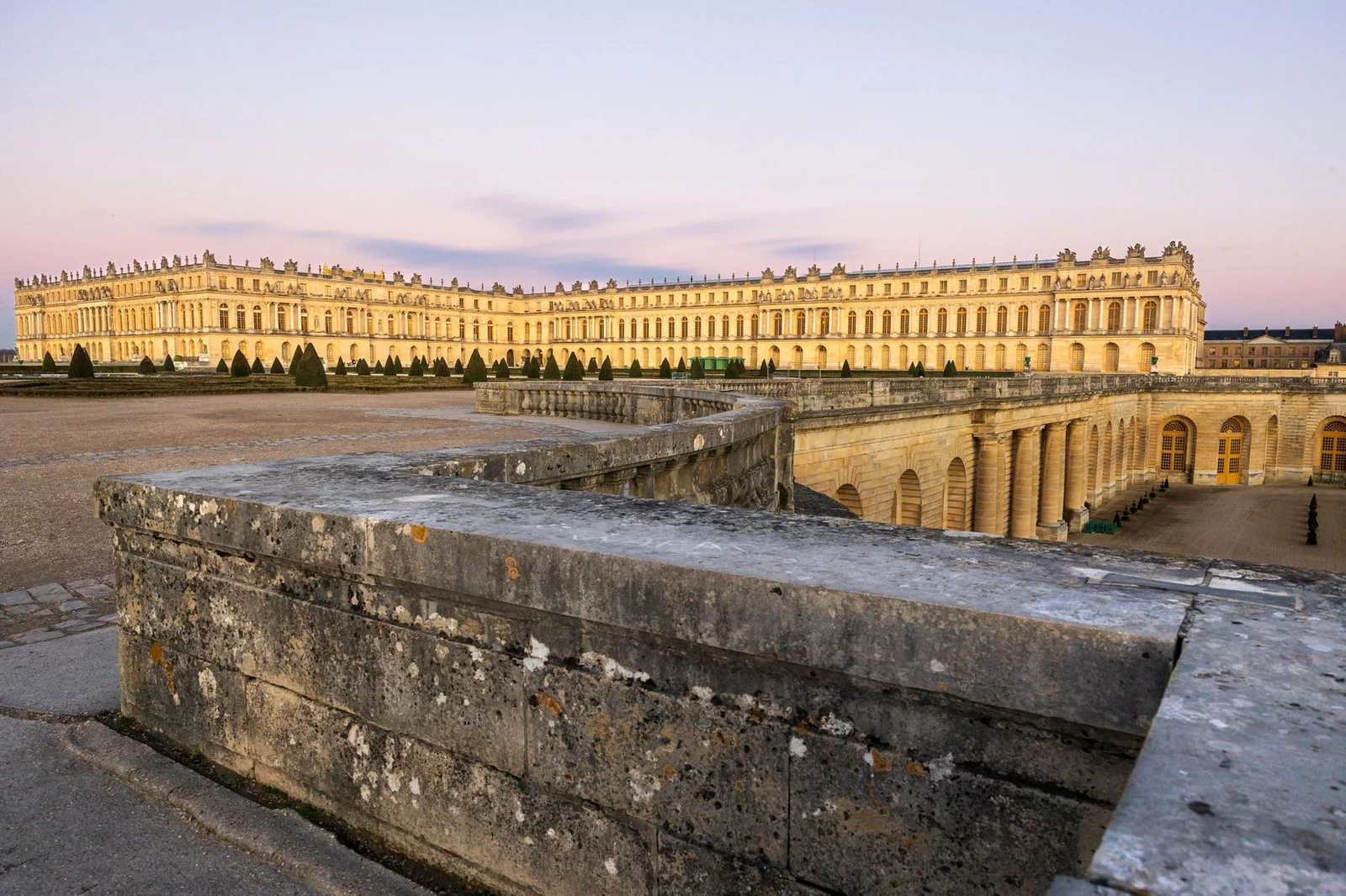 Façade du Château de Versailles au coucher du soleil