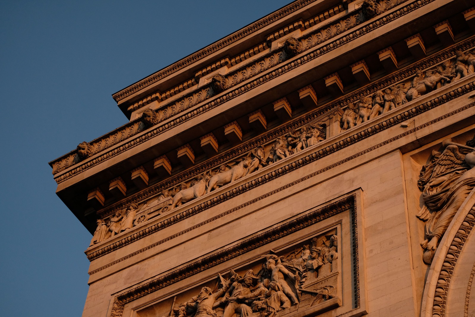 Bas reliefs et sculptures ornant la facade historique de l’Arc de triomphe a Paris