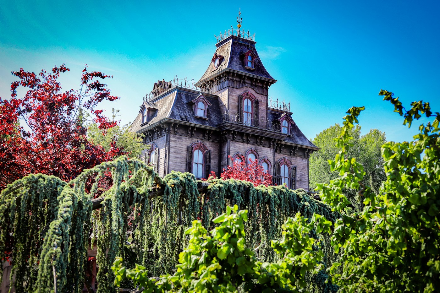 Façade victorienne de Phantom Manor à Disneyland Paris