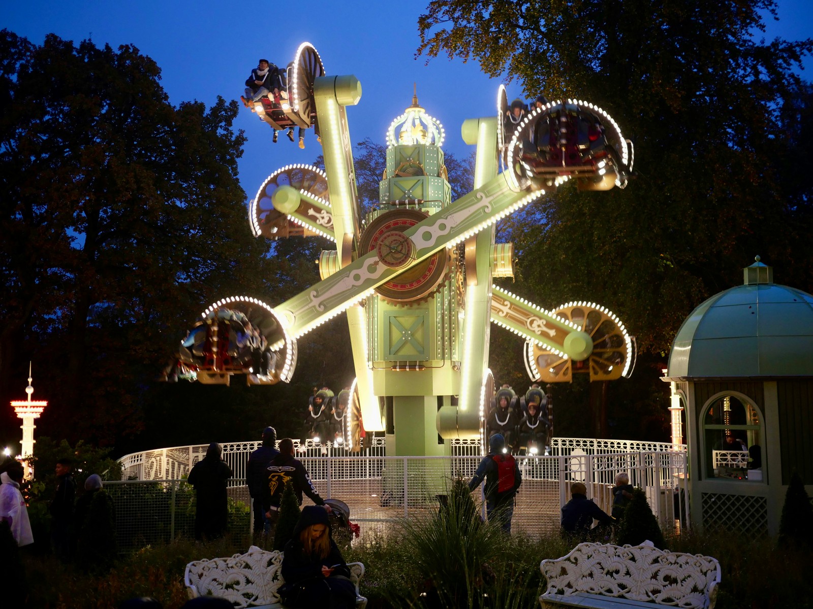 Attraction illuminée et décors automnaux dans un parc d'attractions