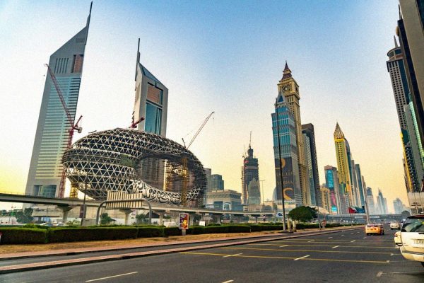 Dubaï autrement : les plus beaux itinéraires à découvrir en voiture de location