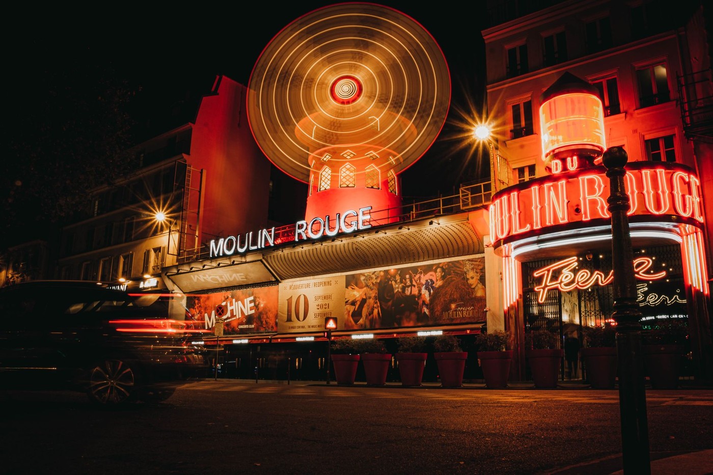 Façade nocturne illuminée et enseigne lumineuse du cabaret Moulin Rouge à Paris
