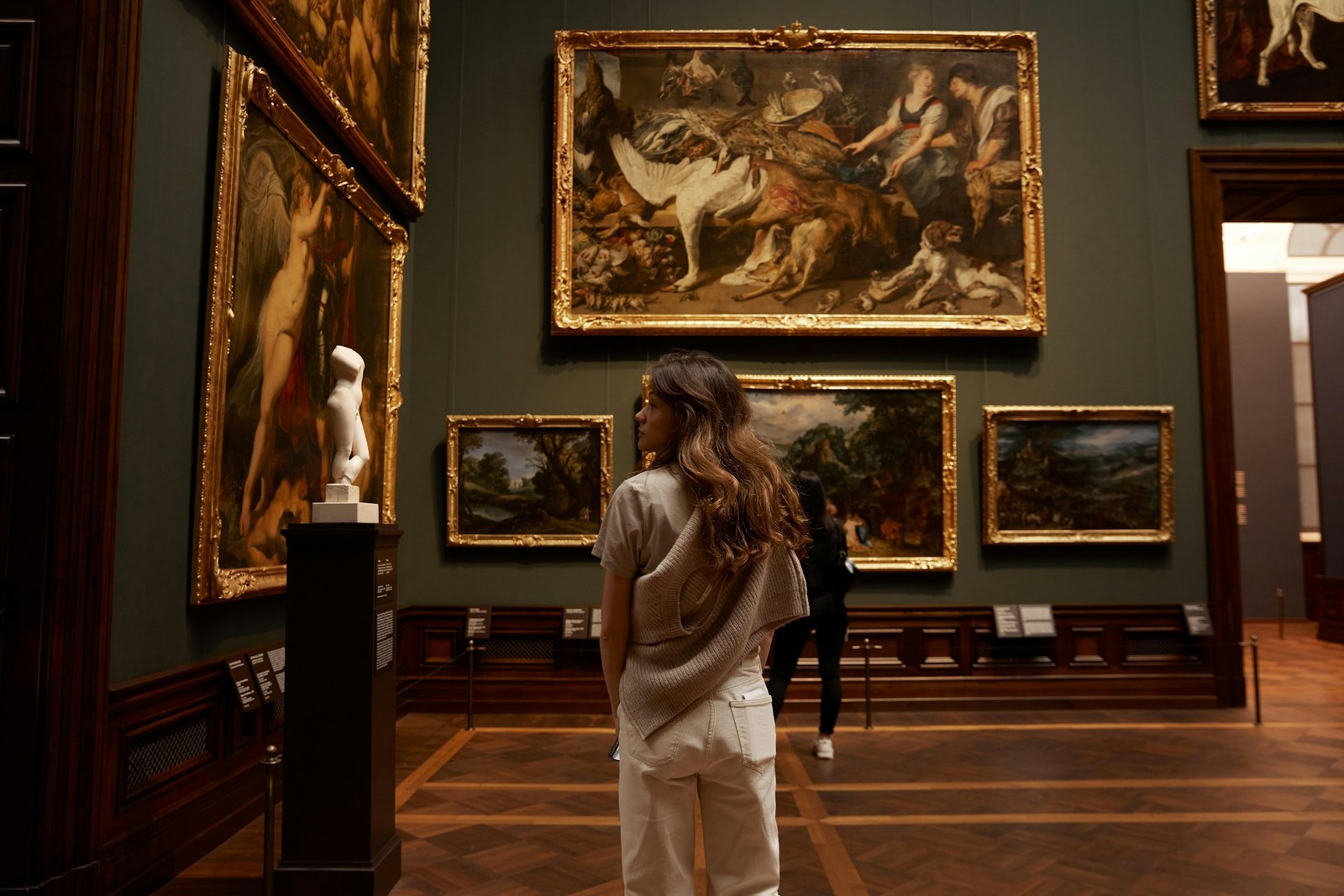 Visiteuse observant des œuvres d'art dans une galerie muséale
