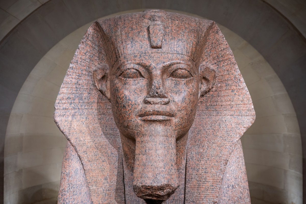 Grand Sphinx de Tanis sculpté dans le granit rose au musée du Louvre