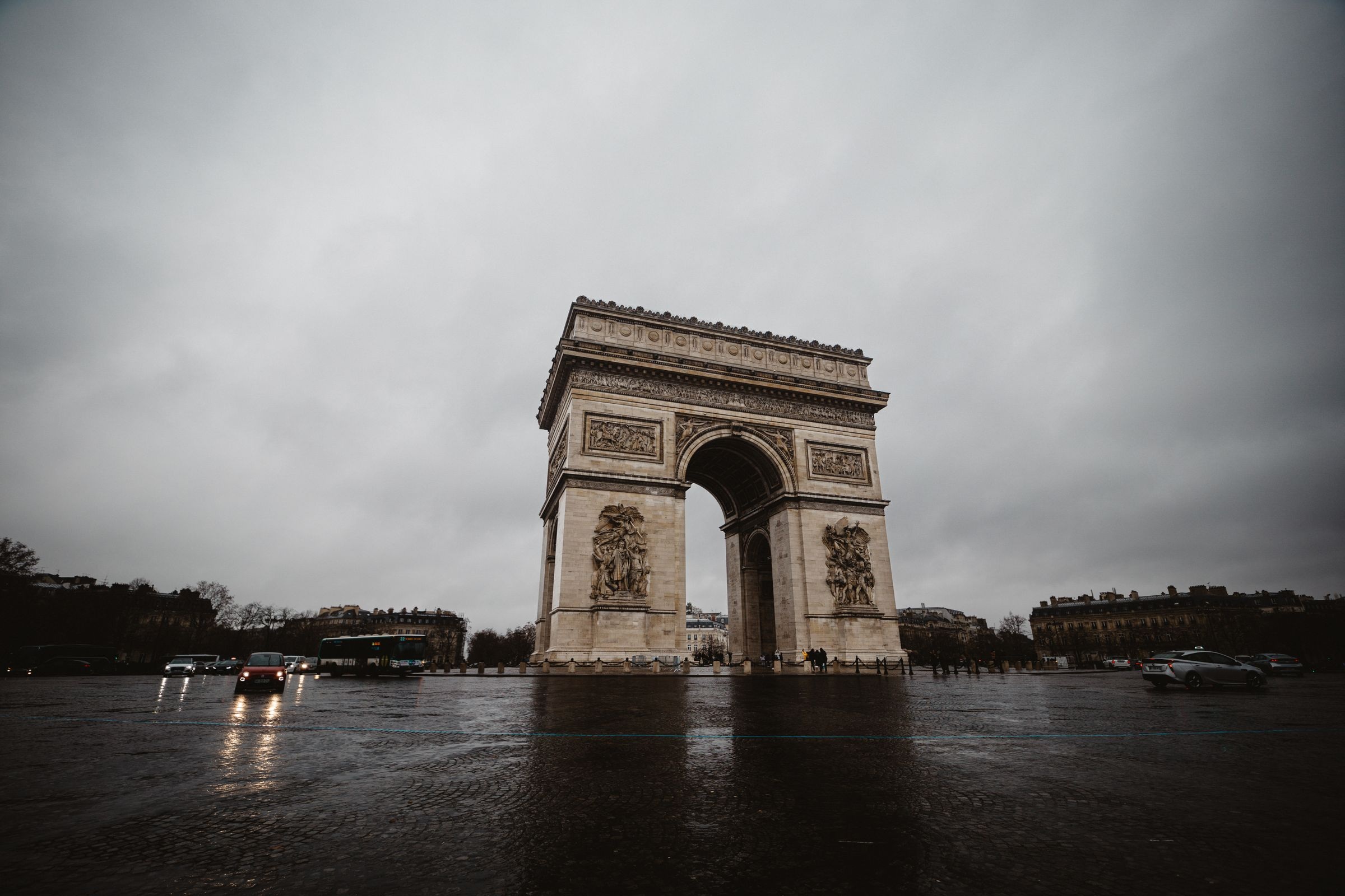 Vue complète de l’Arc de triomphe sous un ciel couvert