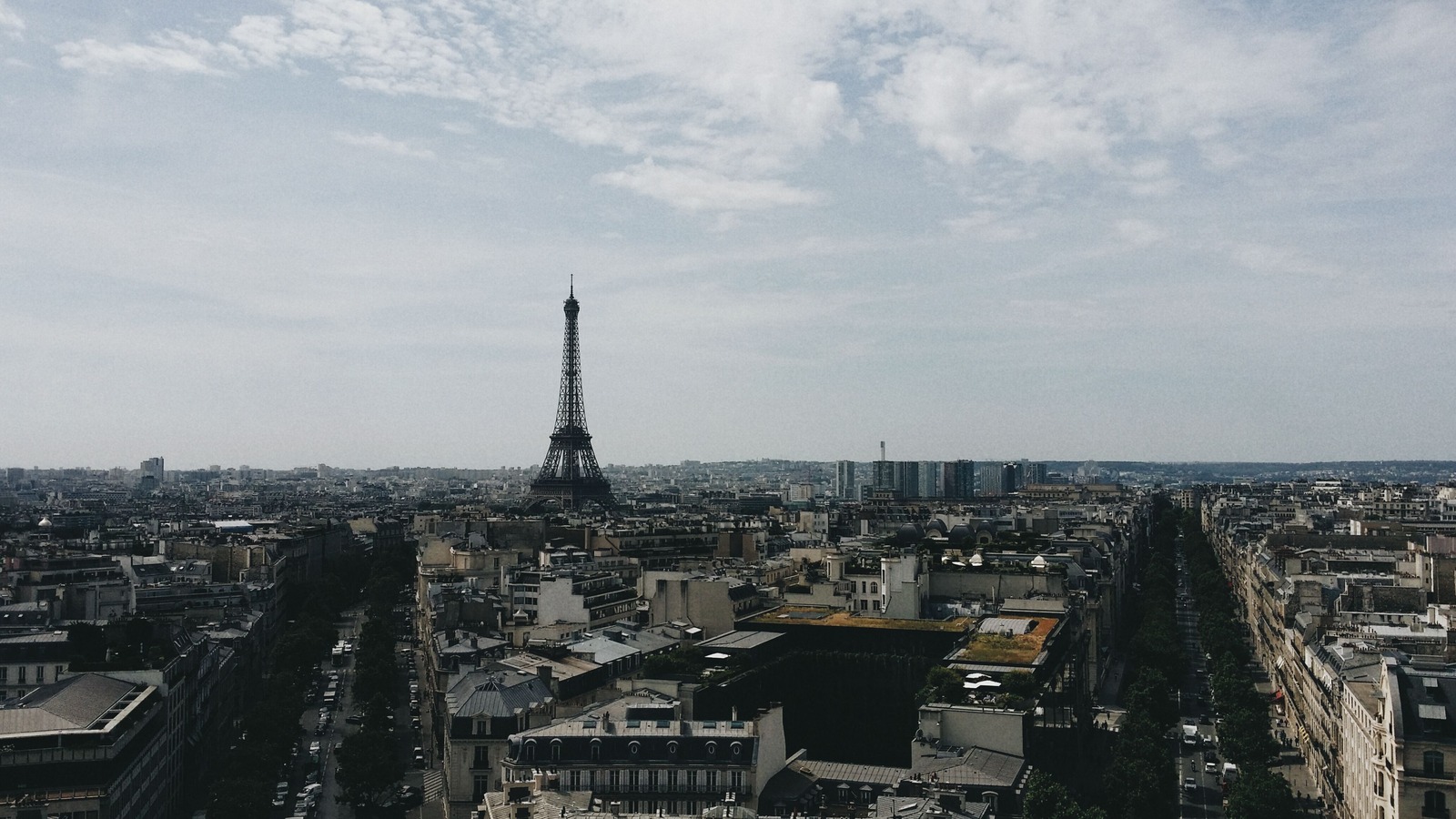 La tour Eiffel se détache au-dessus des toits et des avenues de Paris